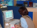 Ida in het internetcafe