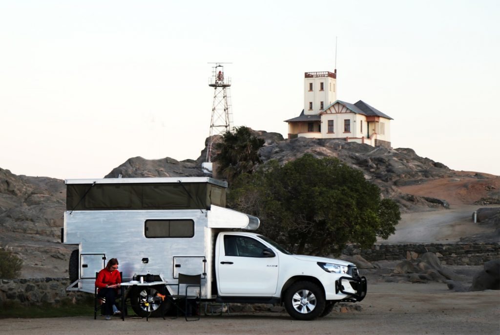 De slaapplaats op Shark-Island met boven het huis van de voormalige commandant van het gevangenenkamp.